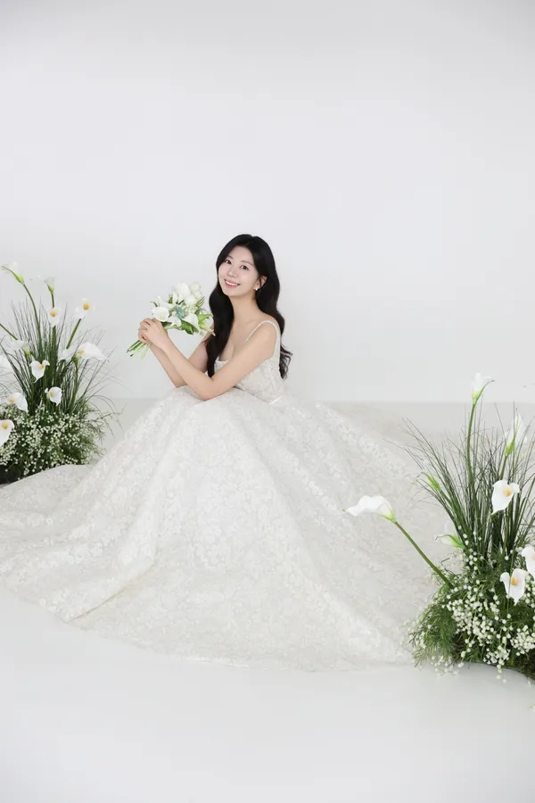 흰 꽃 사이에 앉아 꽃다발을 든 신부 소현