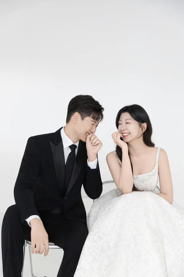 나란히 앉아 웃음을 나누는 우재와 소현