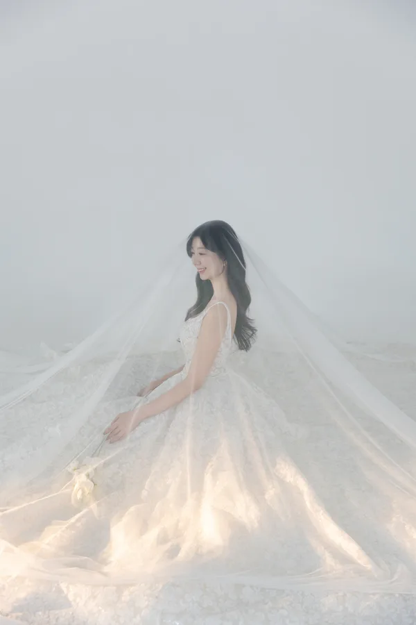 은은한 조명이 비치는 베일 속 신부